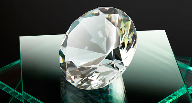 ダイヤモンドの透明度を決めるクラリティ